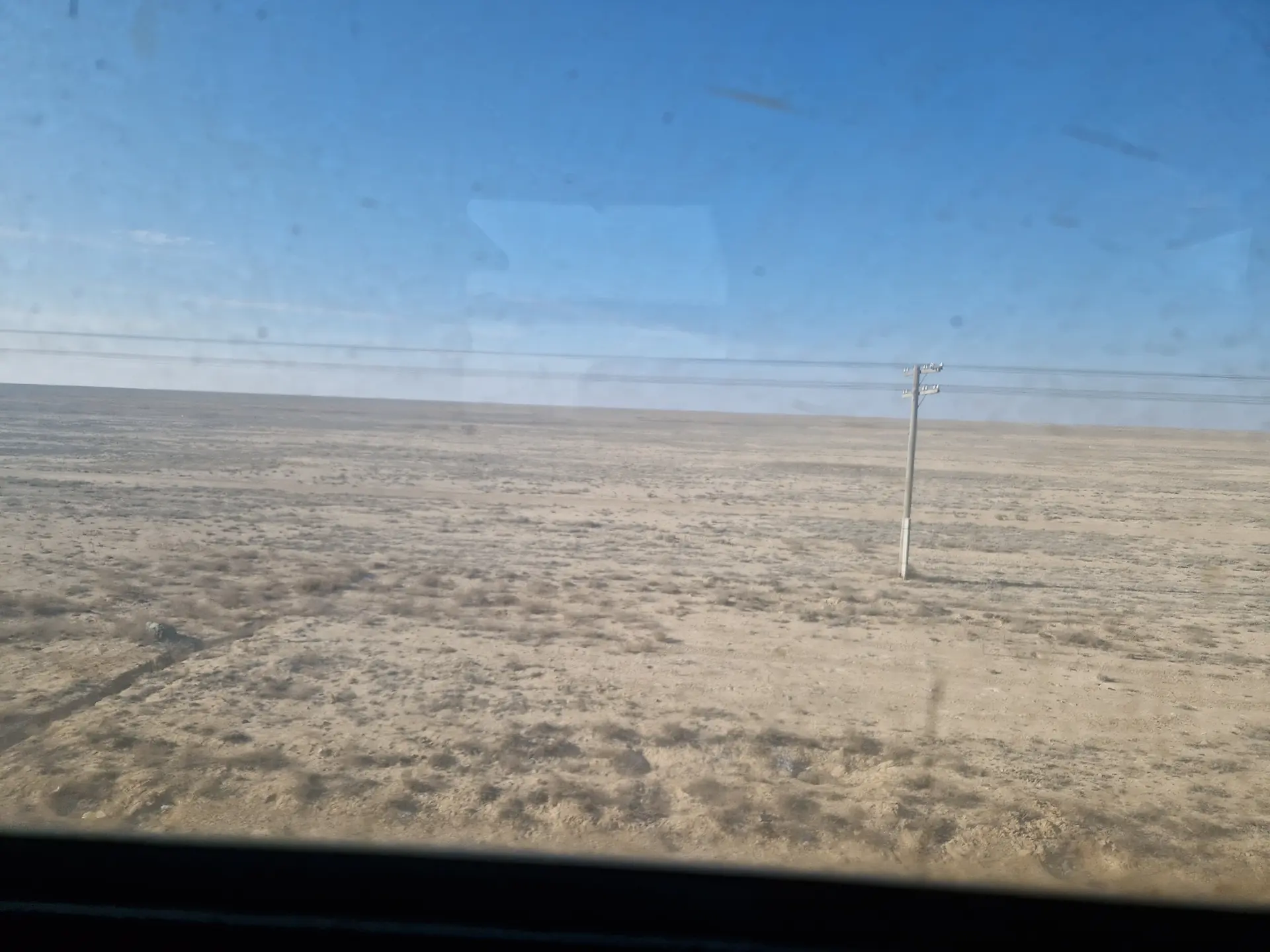 Vue du paysage désertique et plat de notre fenêtre