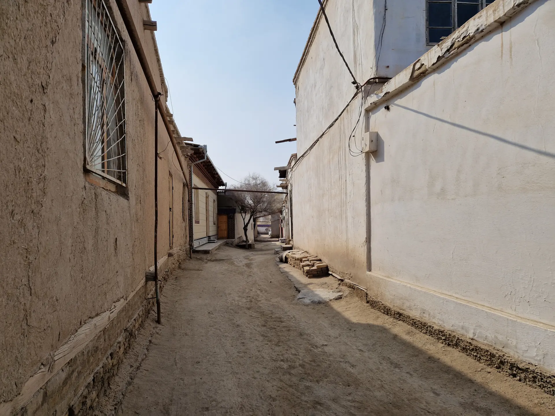 Une rue des rues extérieures de Khiva, fini les jolis bâtiments en terre-paille et les rues dallées. Retour à la vraie vie et ses chemins de boue.