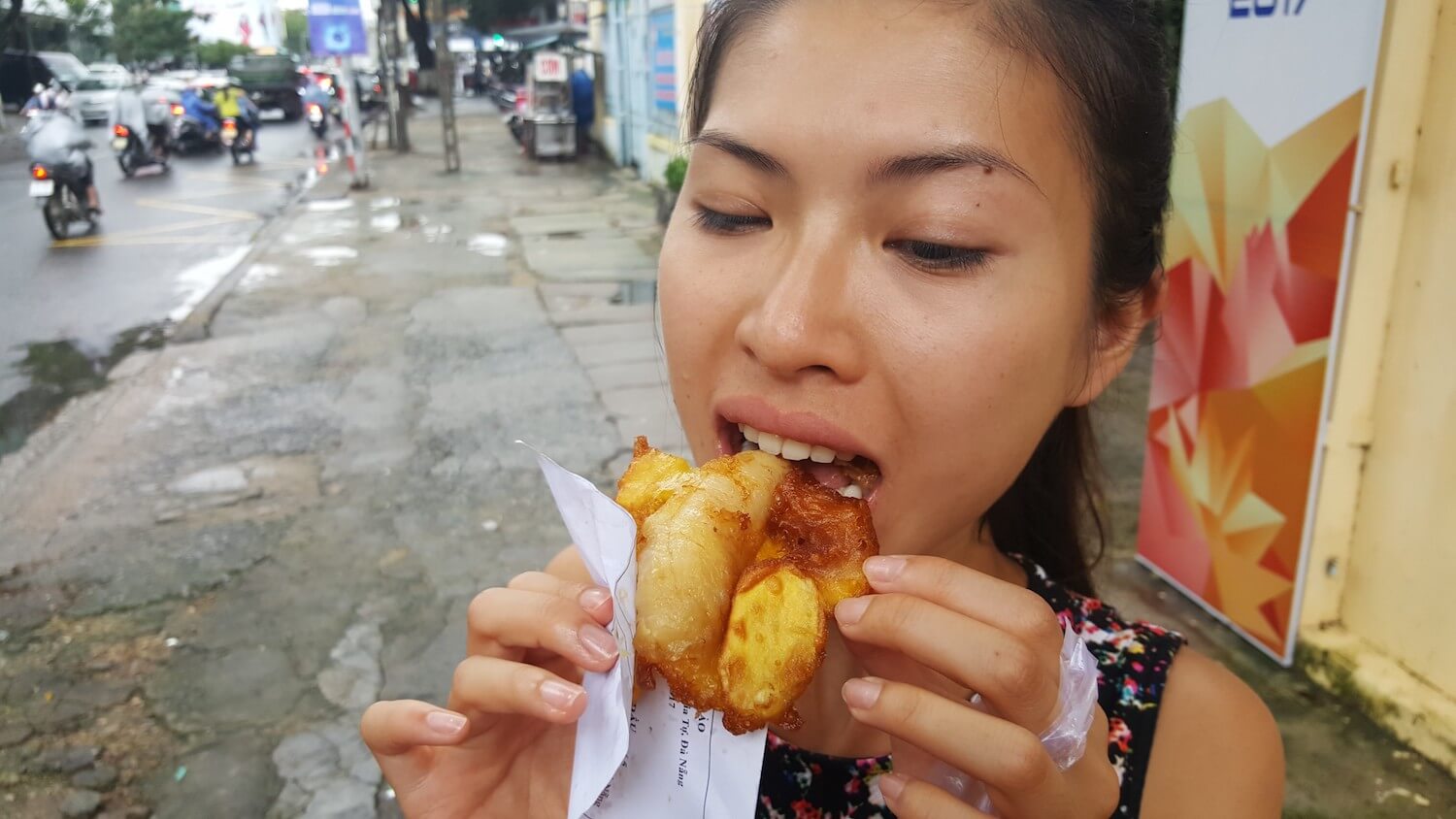 Clara mange un chuoi chien à Da Nang