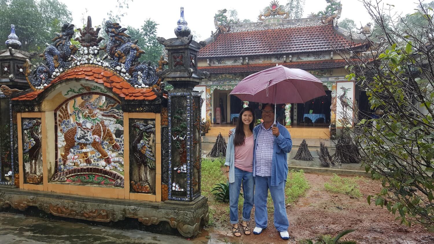 Clara et Bac Ba devant l'autel familial des Le, près de Hue