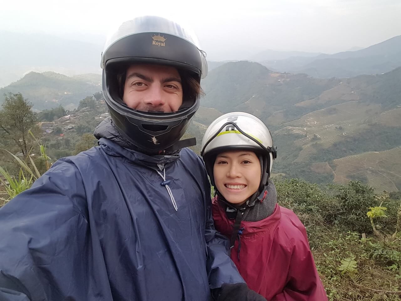 Selfie avec ponchos et casques de moto à Hà Giang