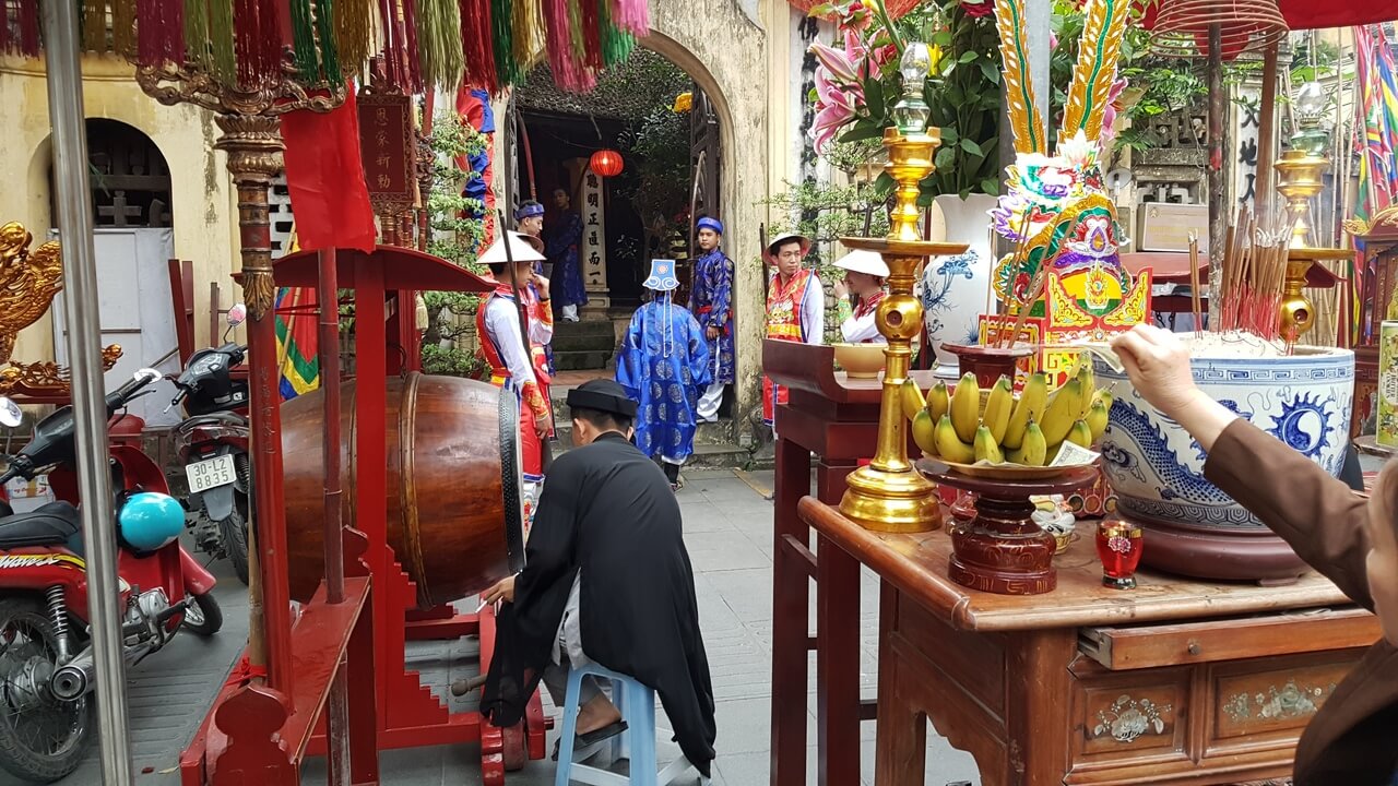 Cérémonie devant un temple à Hà Nội