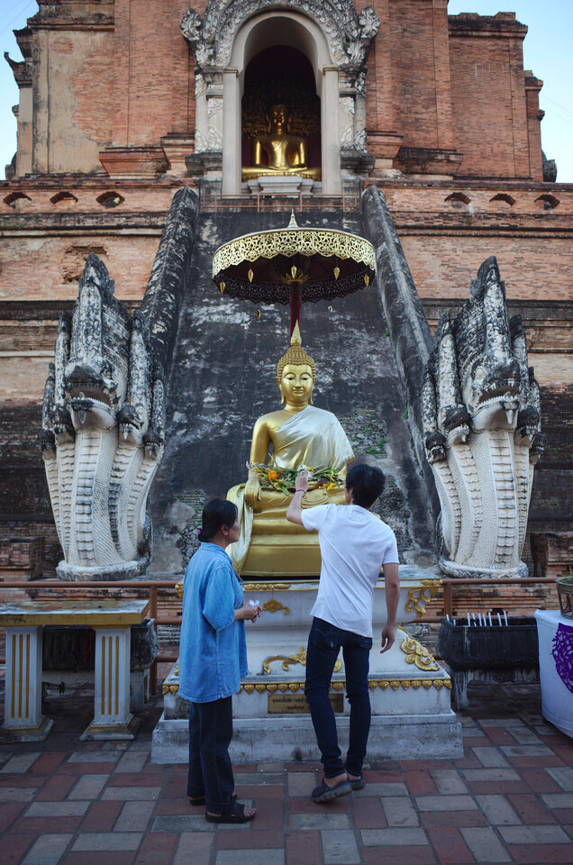 Célébration de Buddha Day à Wat Chedi Luang à Chiang Mai