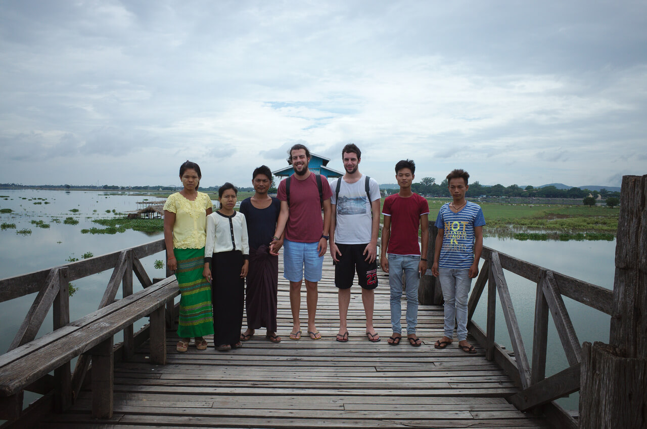 Florian, Robin et un groupe de birmans au pont de U Bein près de Mandalay