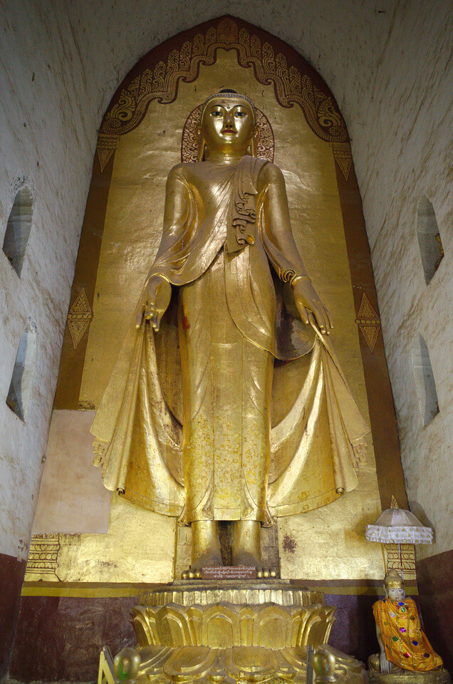 Un bouddha doré dans le temple Ananda à Bagan