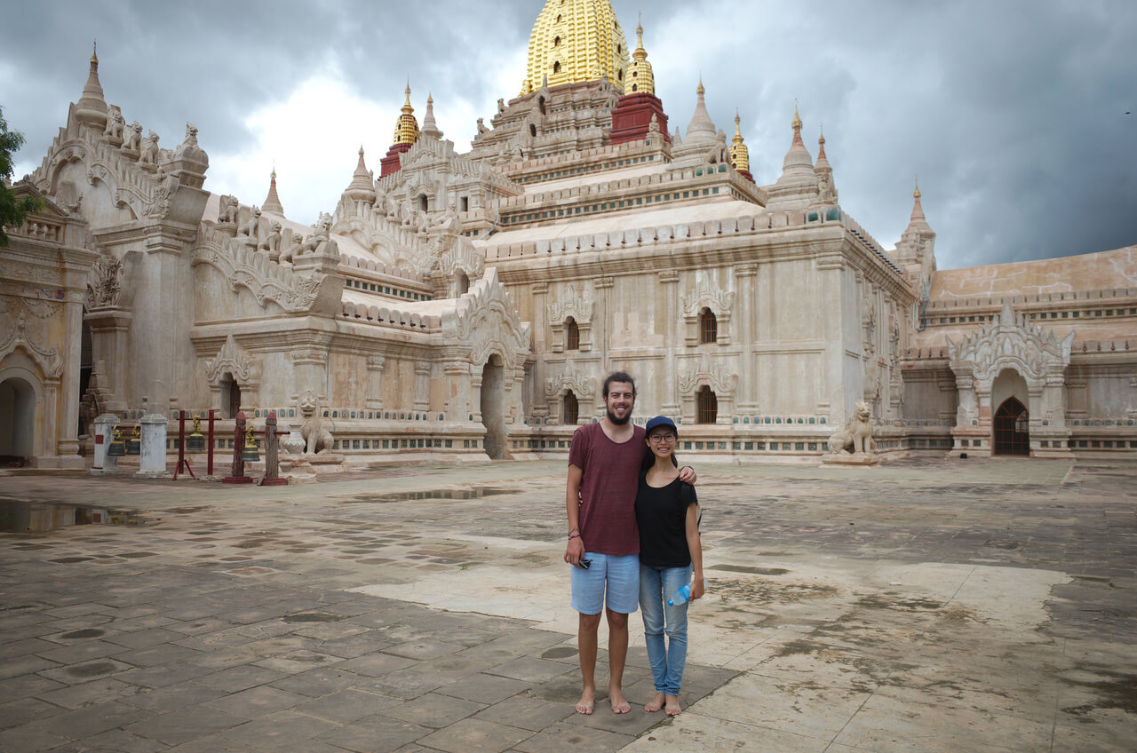 Clara et Robin devant le temple Ananda à Bagan