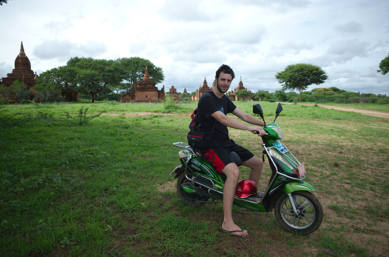 Florian sur un e-bike à Bagan