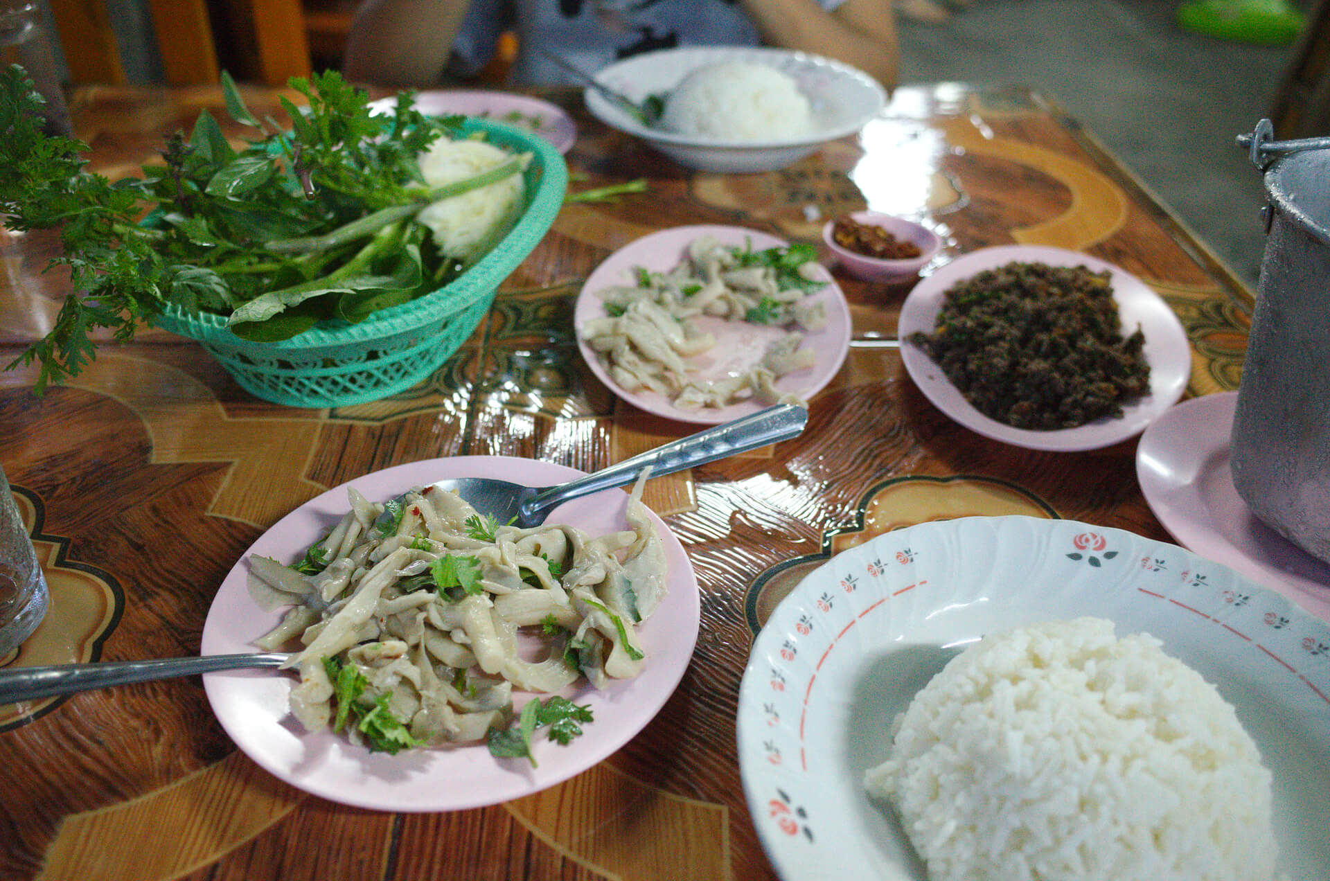 Larb au porc et larb aux champignons à Chiang Mai
