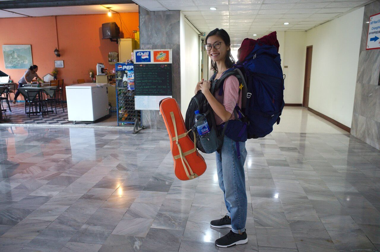 Clara et son sac à dos au départ de Chiang Mai