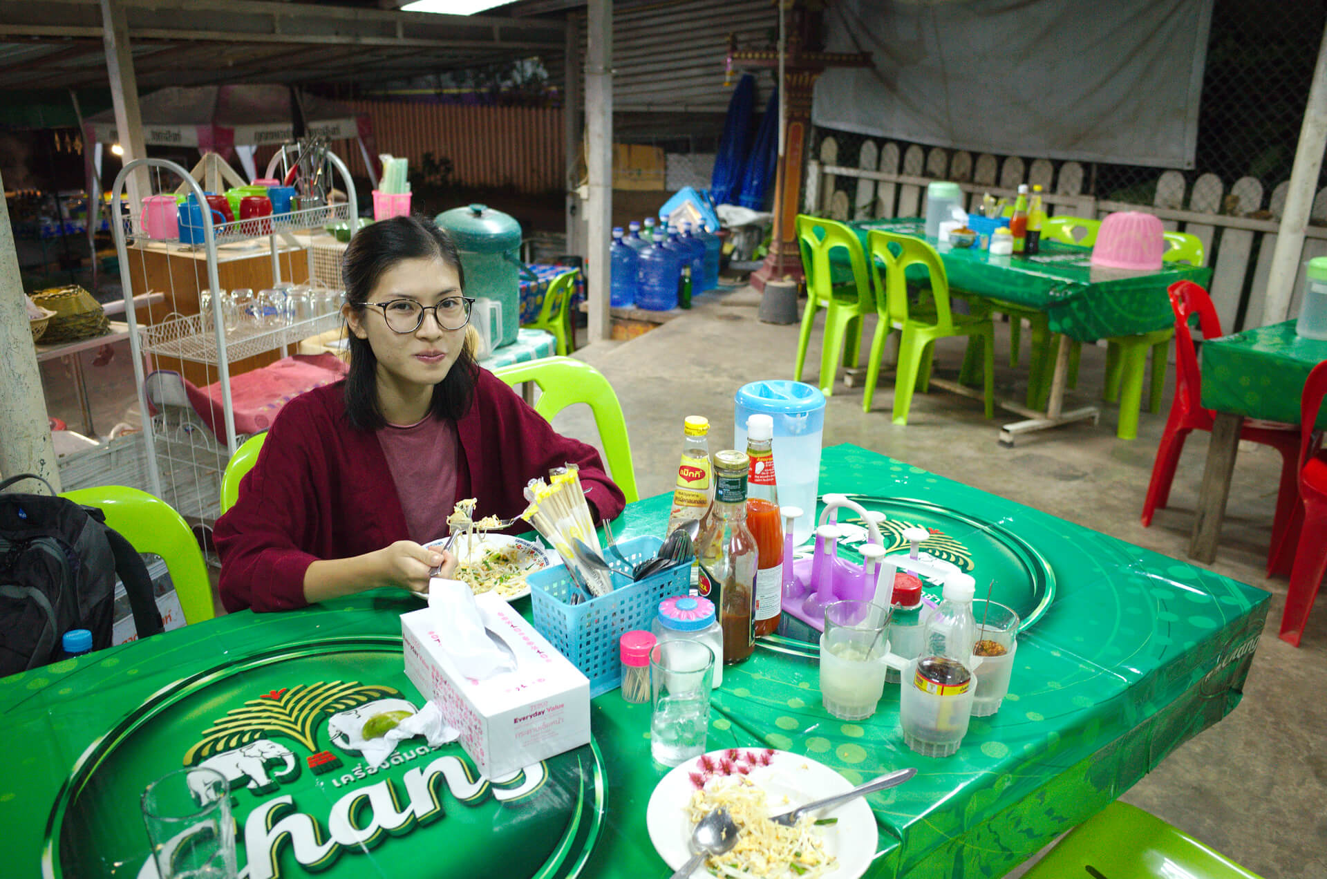 Clara mange un pad thai dans un street food à Nong Khai