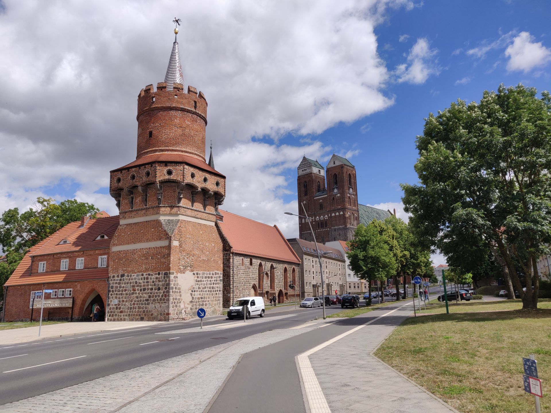 Route qui arrive à Prenzlau, vue sur une tour et sur l'église en fond