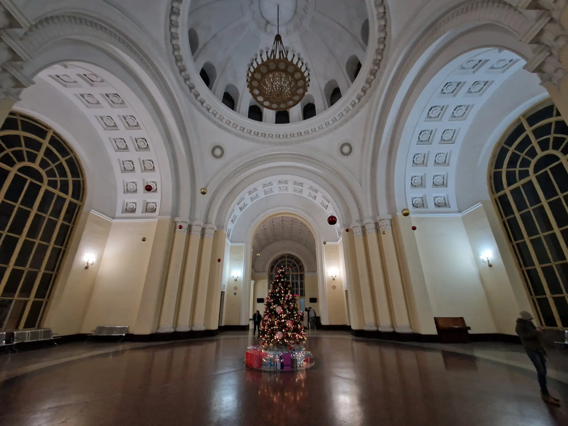 Le hall de la gare de Yerevan, grandiose et vide, un tout petit sapin de Noël au milieu (le Noël orthodoxe était la semaine dernière et le nouvel-an orthodoxe hier : il reste des décorations).