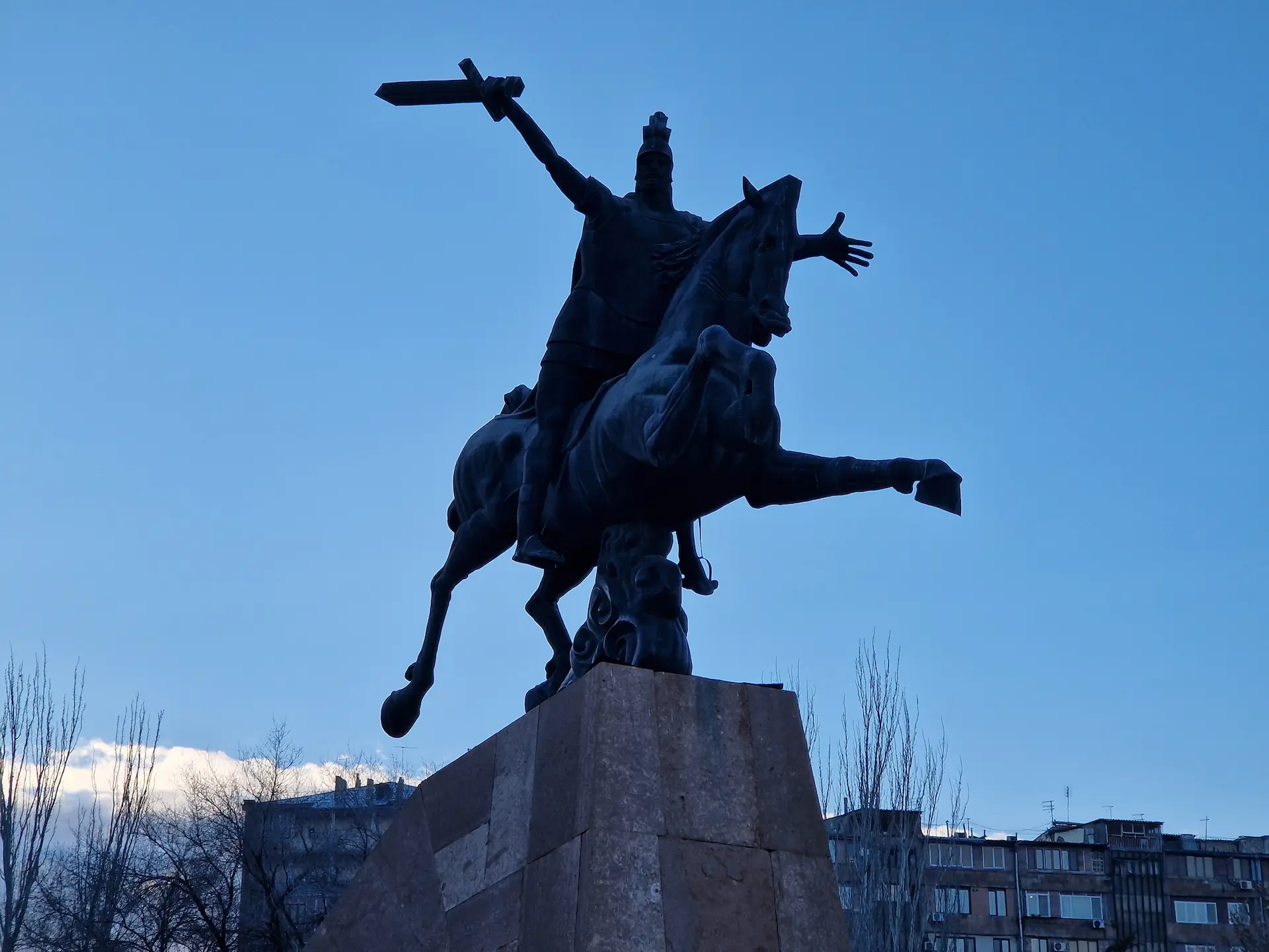 Statue d'un soldat extatique sur son cheval. Il a les bras écarté, son épée qui part vers l'arrière dans sa main droite.