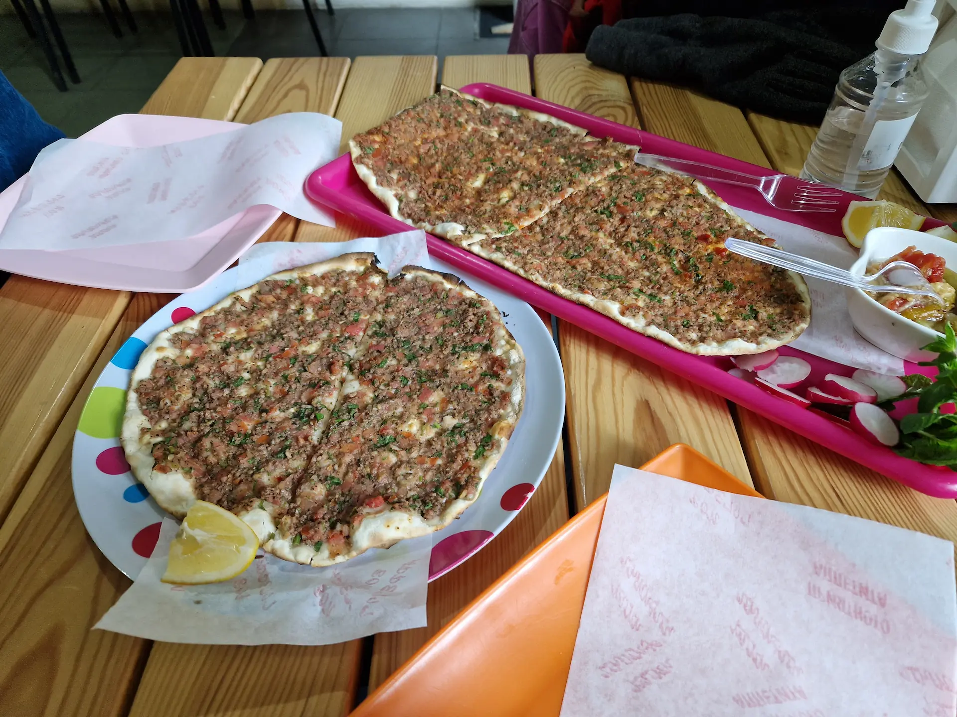 Sorte de pizza arménienne, viande et épices sur le dessus, un citron sur le côté