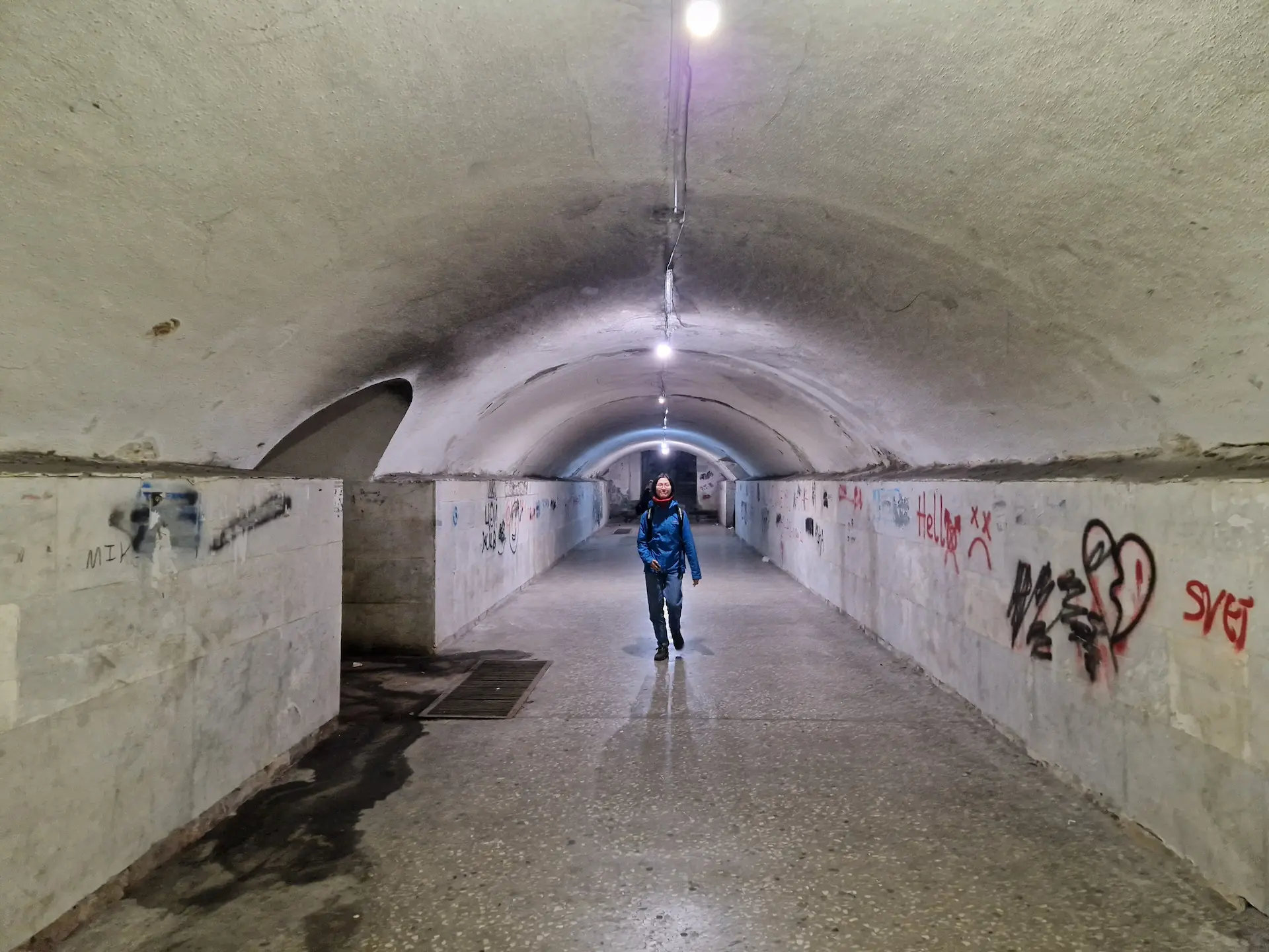 Clara dans un tunnel souterrain sous une anevue de Yerevan.