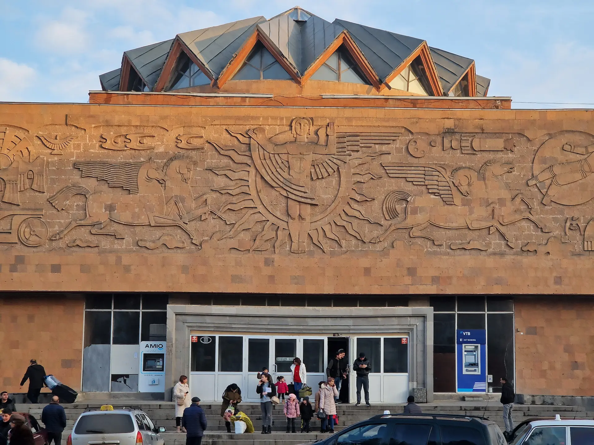 Bas-relief soviétique sur la façade de la gare de Gyumri, construite en 1979.