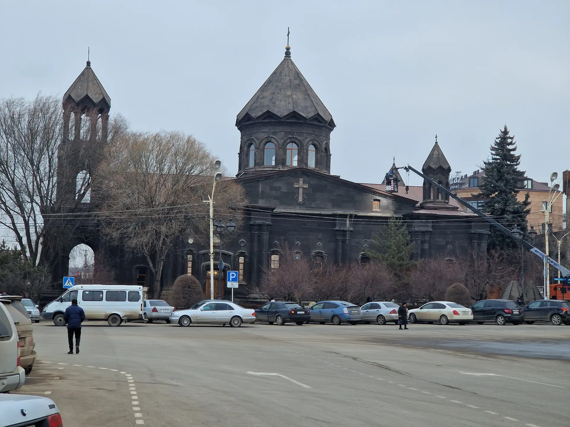 Cathédrale de pierre noire sur la place centrale de Gyumri.