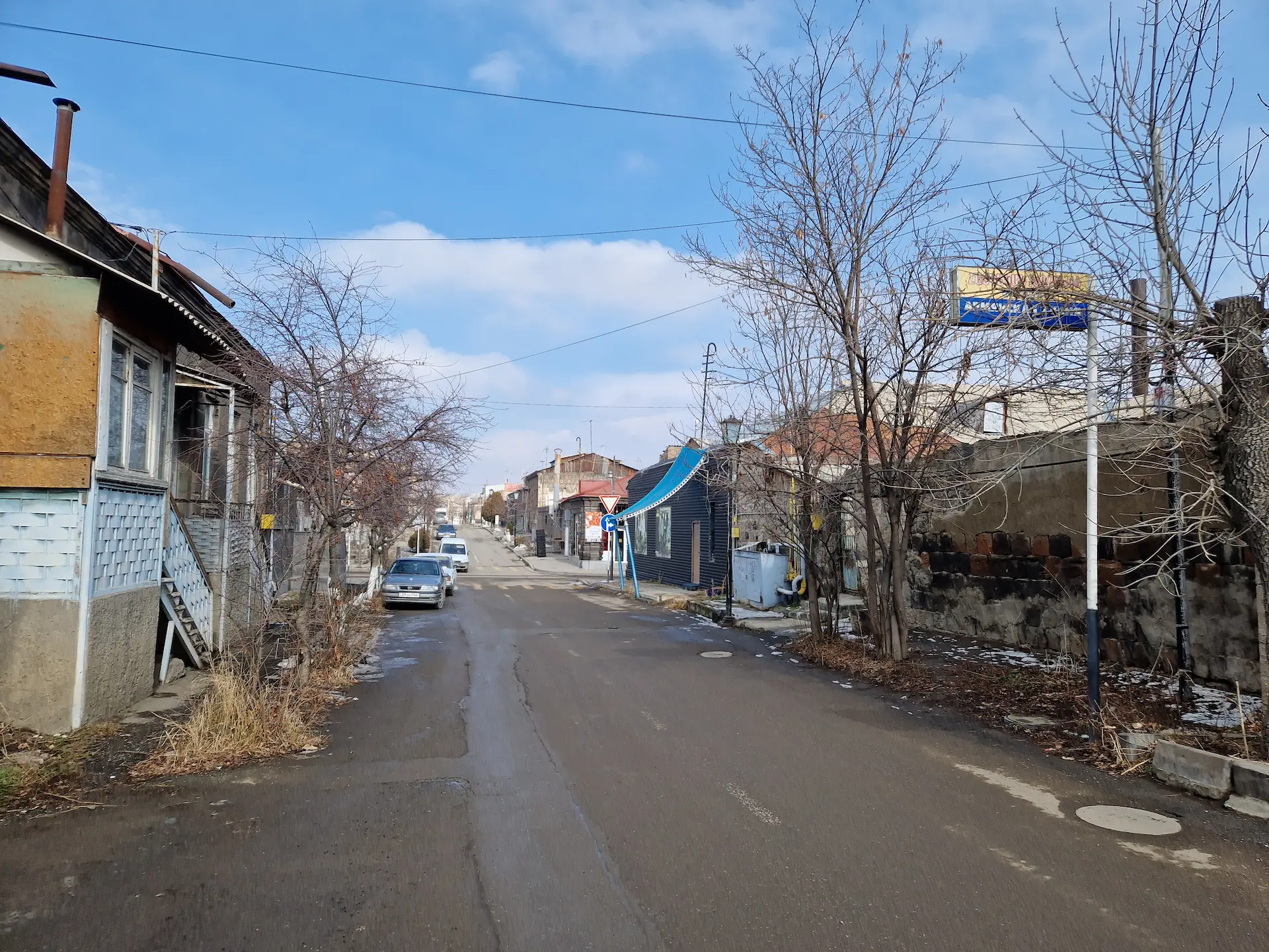 Une ruelle de Gyumri bétonnée, maisons de un ou deux étages.