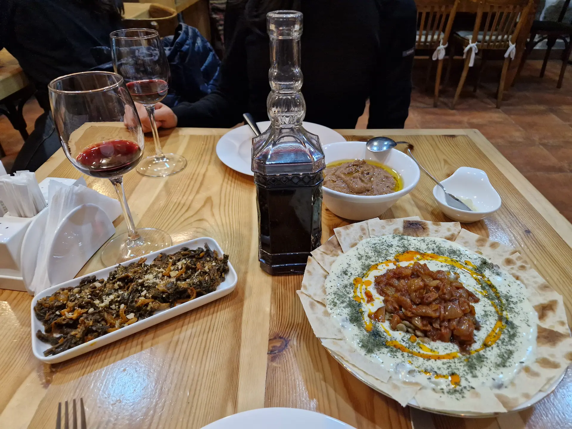 Vana kalagosh à un resto de Gyumri avec une salade 'aveluk' et un porridge 'pokinzov khashil'. Carafe de rouge.