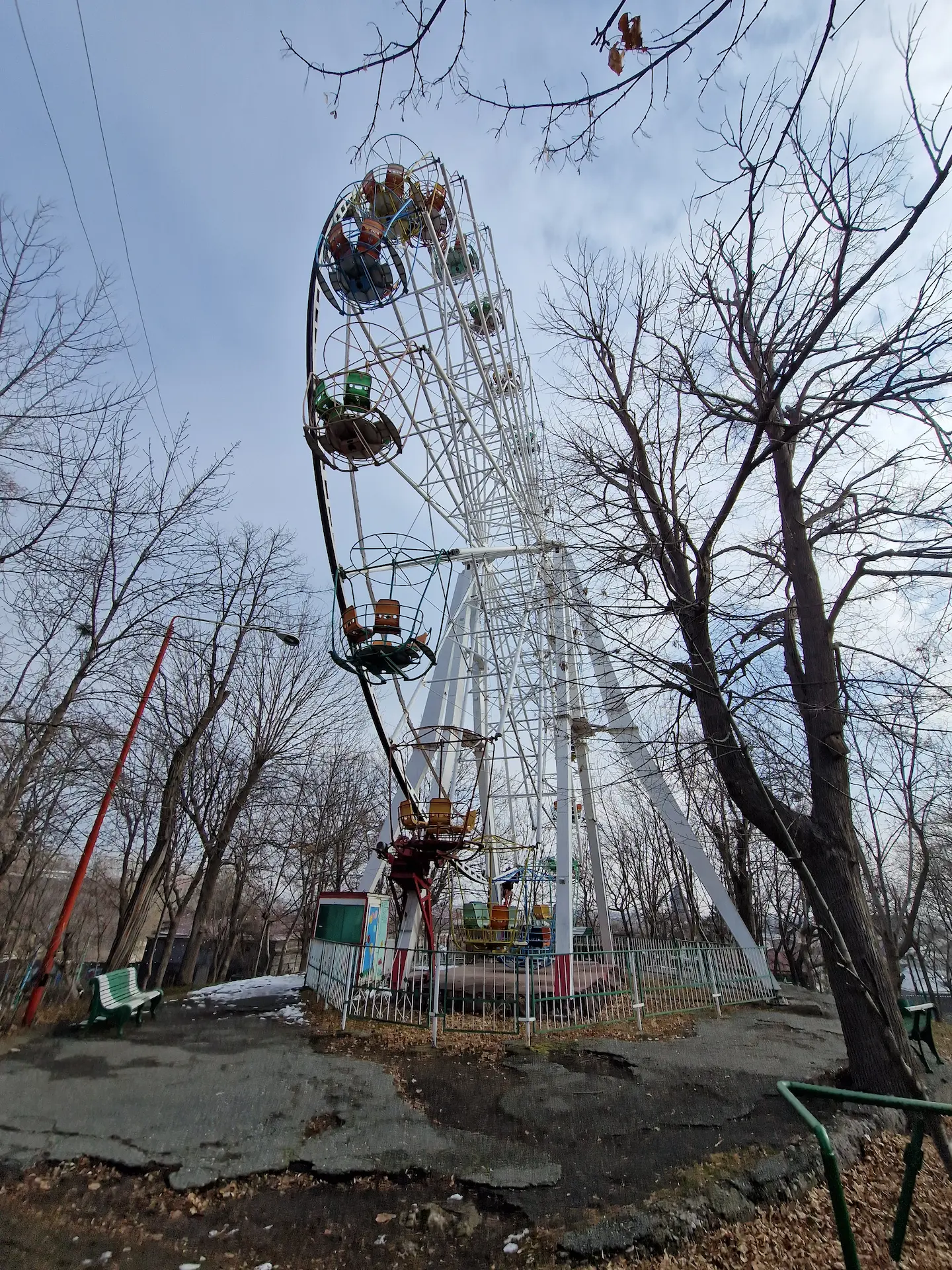 Une vieille grande roue désaffectée dans le parc de Gyumri.