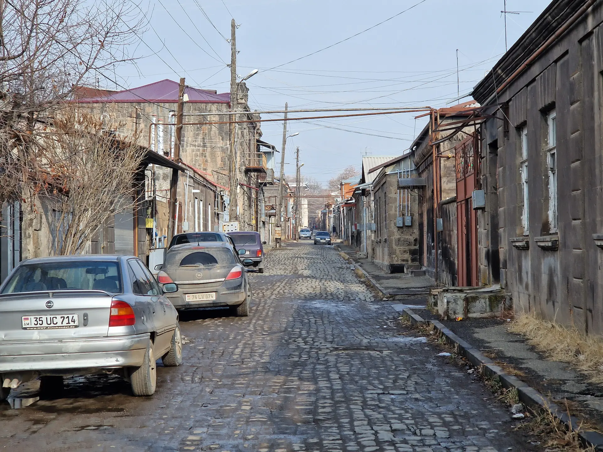 Une ruelle de Gyumri pavée, maisons de un ou deux étages.