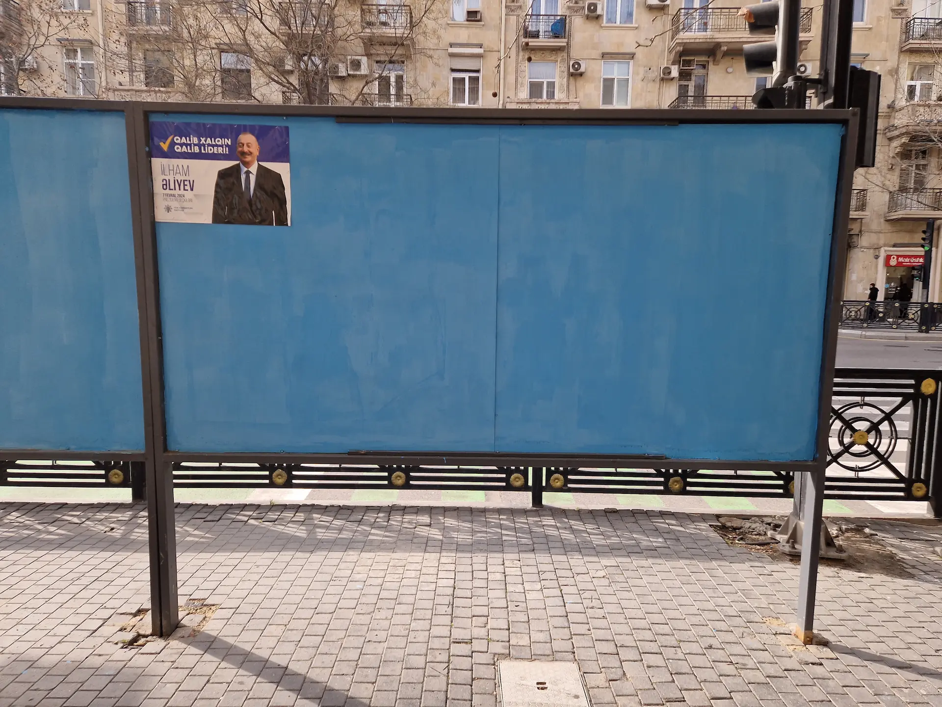 Le même panneau bleu, mais une seule affiche y est accrochée, celle de Ilham Aliyev.