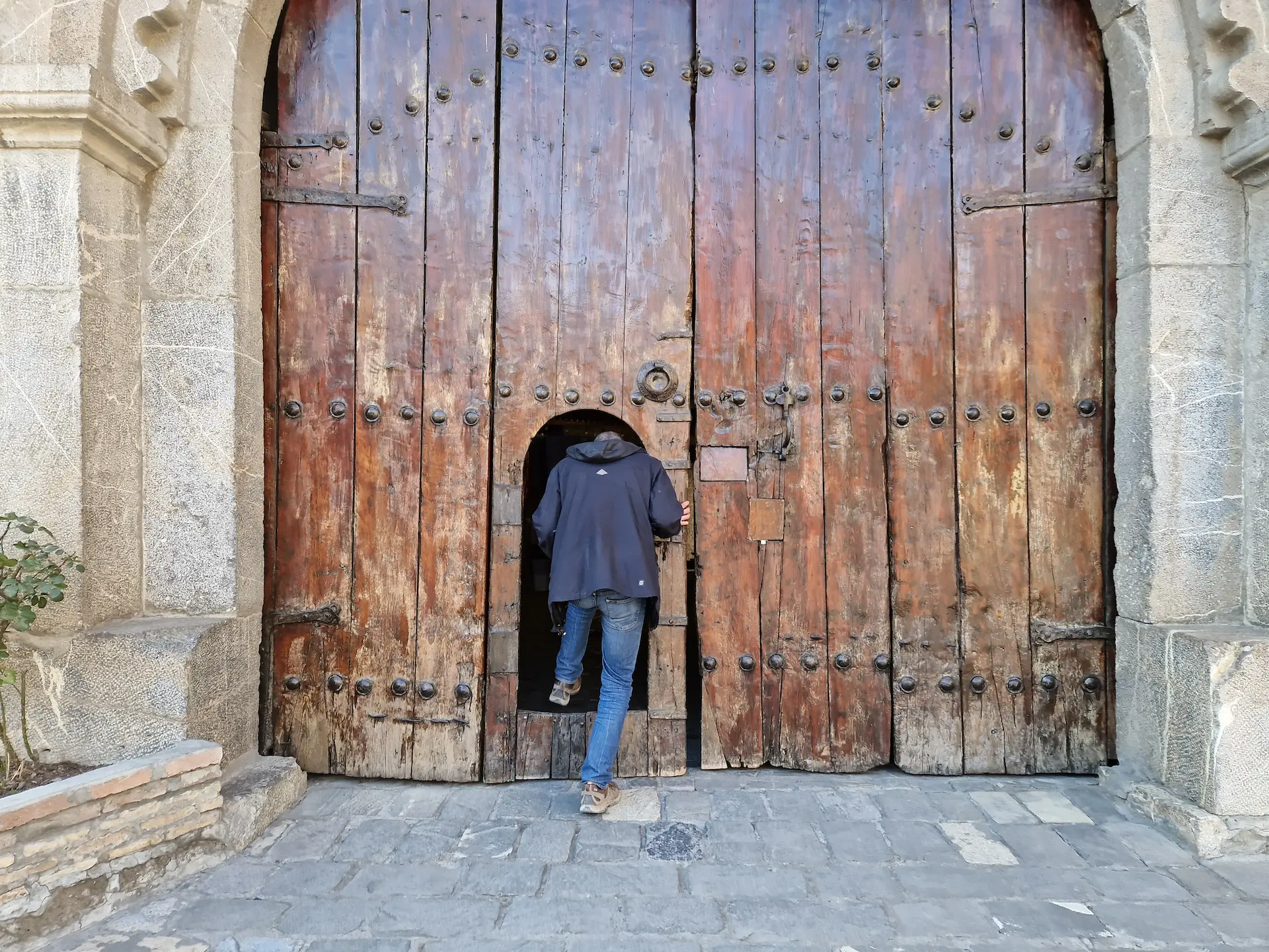 Robin entre par une petite porte imbriquée dans le gigantesque portail d'entrée du caravansérail.