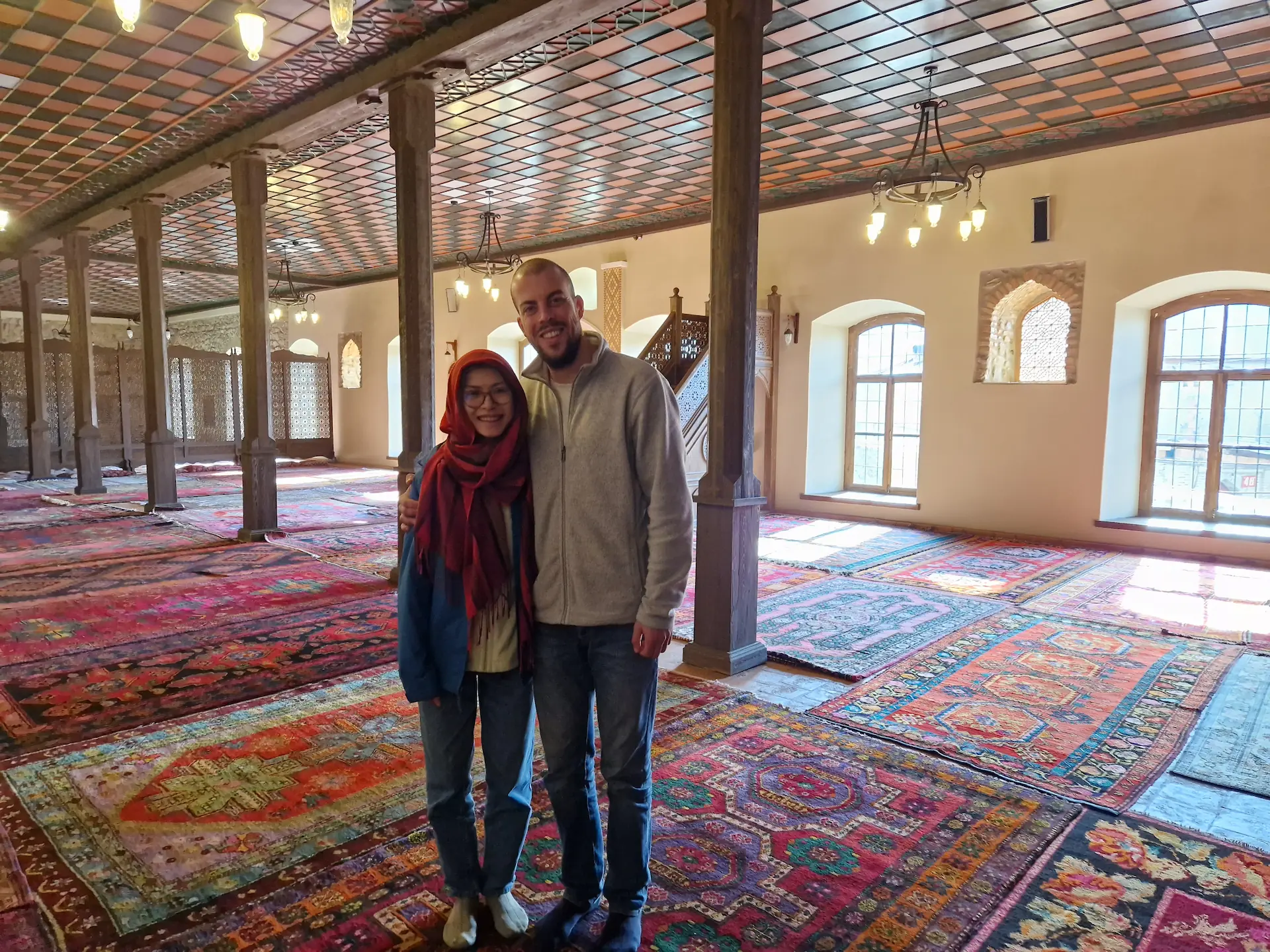 On nous prend en photo dans la pièce principale de la mosquée. On a l'air un tout petit peu tendus, mais contents.
