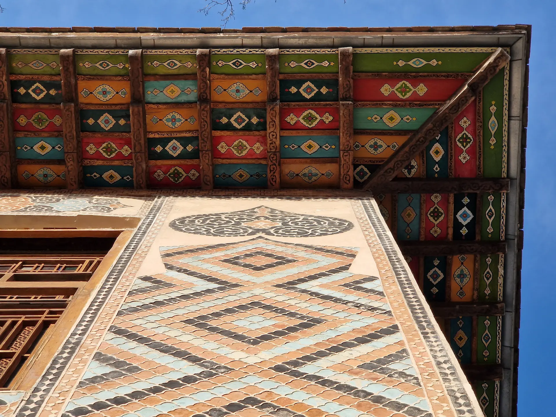 Le dessous du toit est décoré de formes et de couleurs.