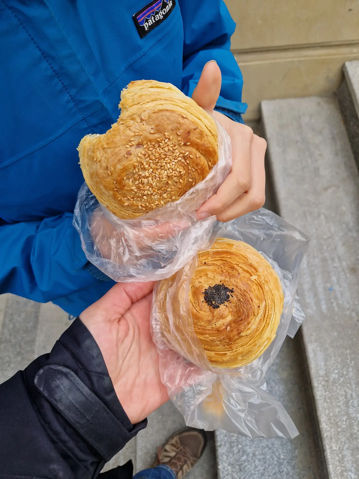 Deux qoğal pris à emporter à une boulangerie du quartier.