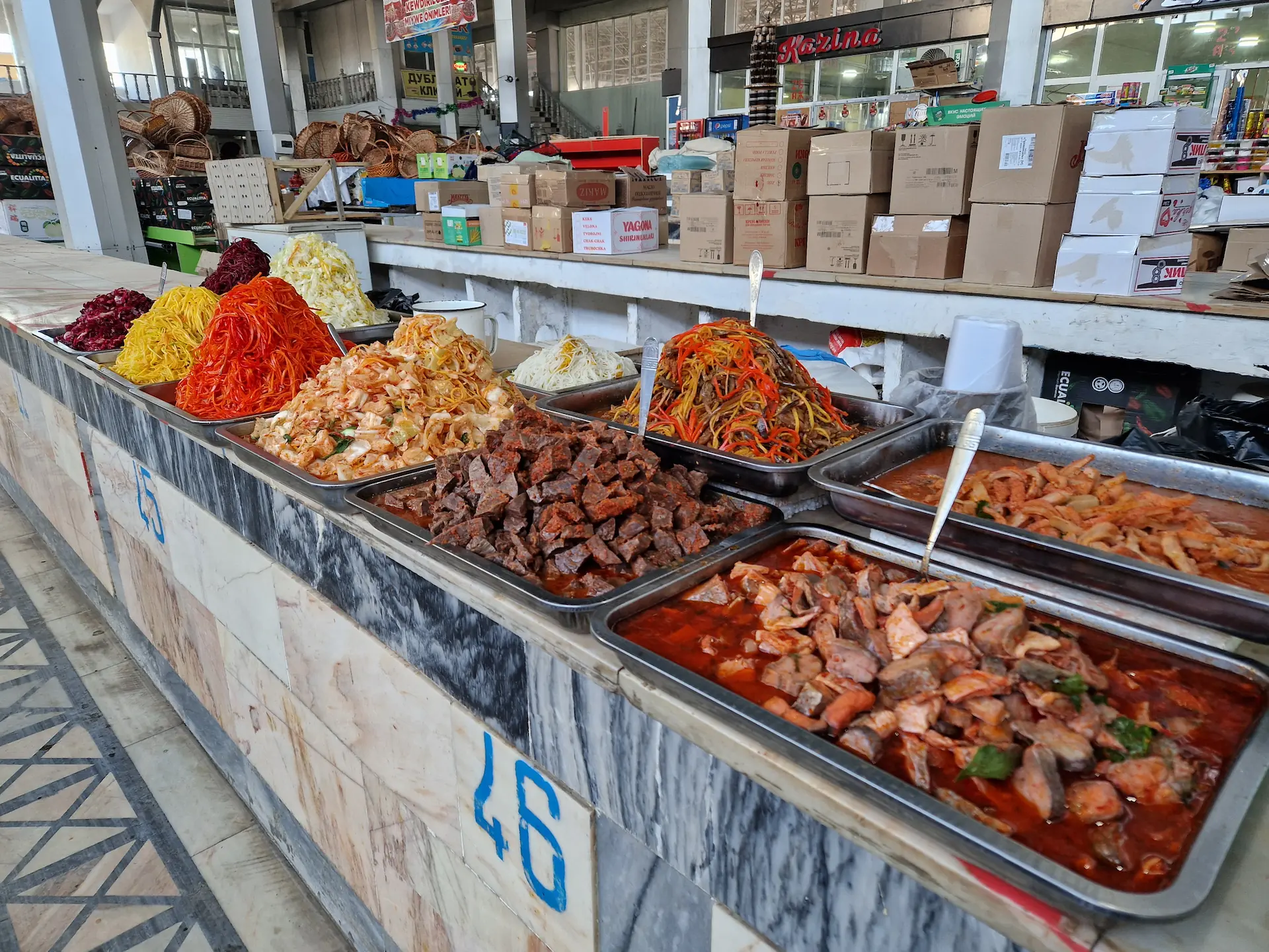 Dans la halle intérieure du bazar, un stand de salades koryo-saram : morkovcha, salades de viande et autres légumes.
