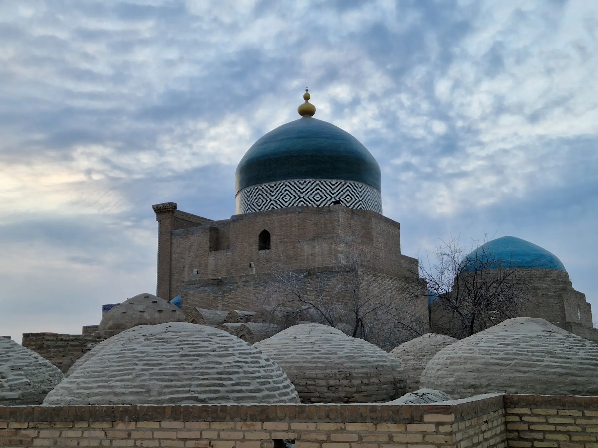 Le mausolée de Pakhlavan Makhmoud, entouré de tombes et décoré d'une magnifique coupole turquoise