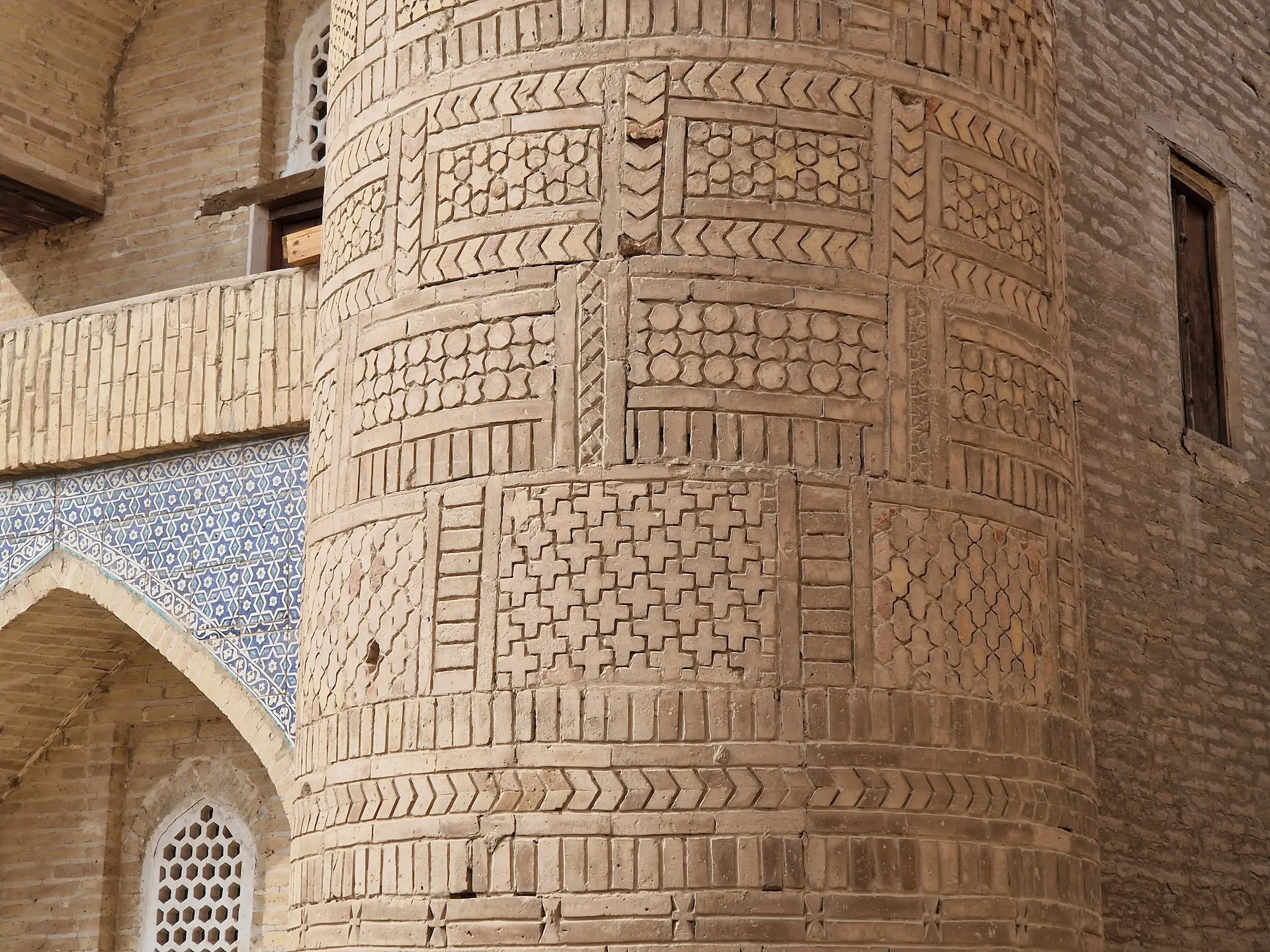 Le détail d'une des tours de la madrassa : la terre a été gravée de motifs géométriques