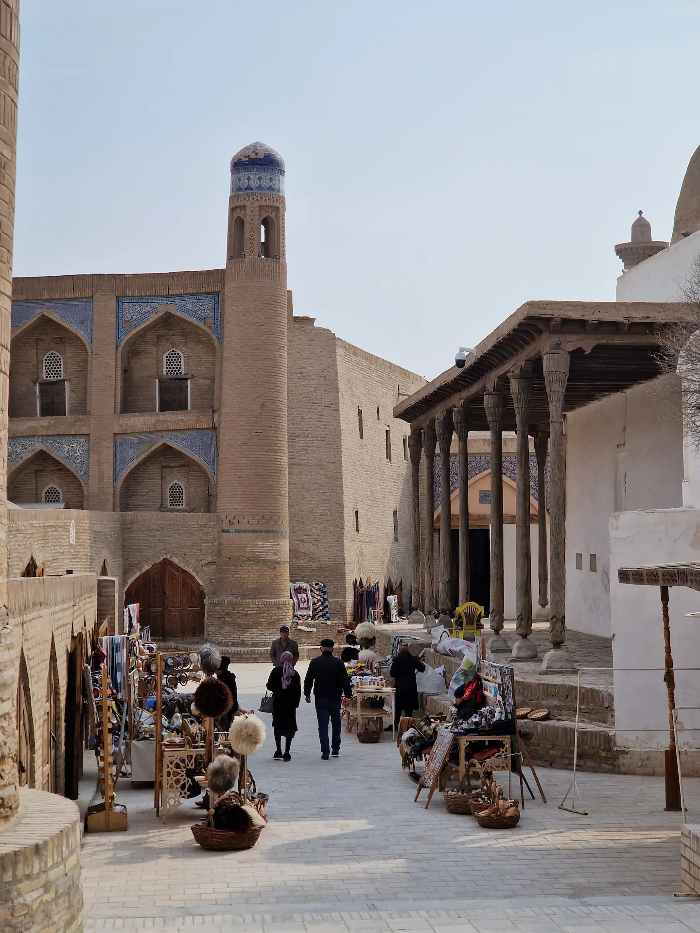 Une rue de Khiva où on peut voir madrassas, terrasses en bois et beaucoup de stands de souvenirs
