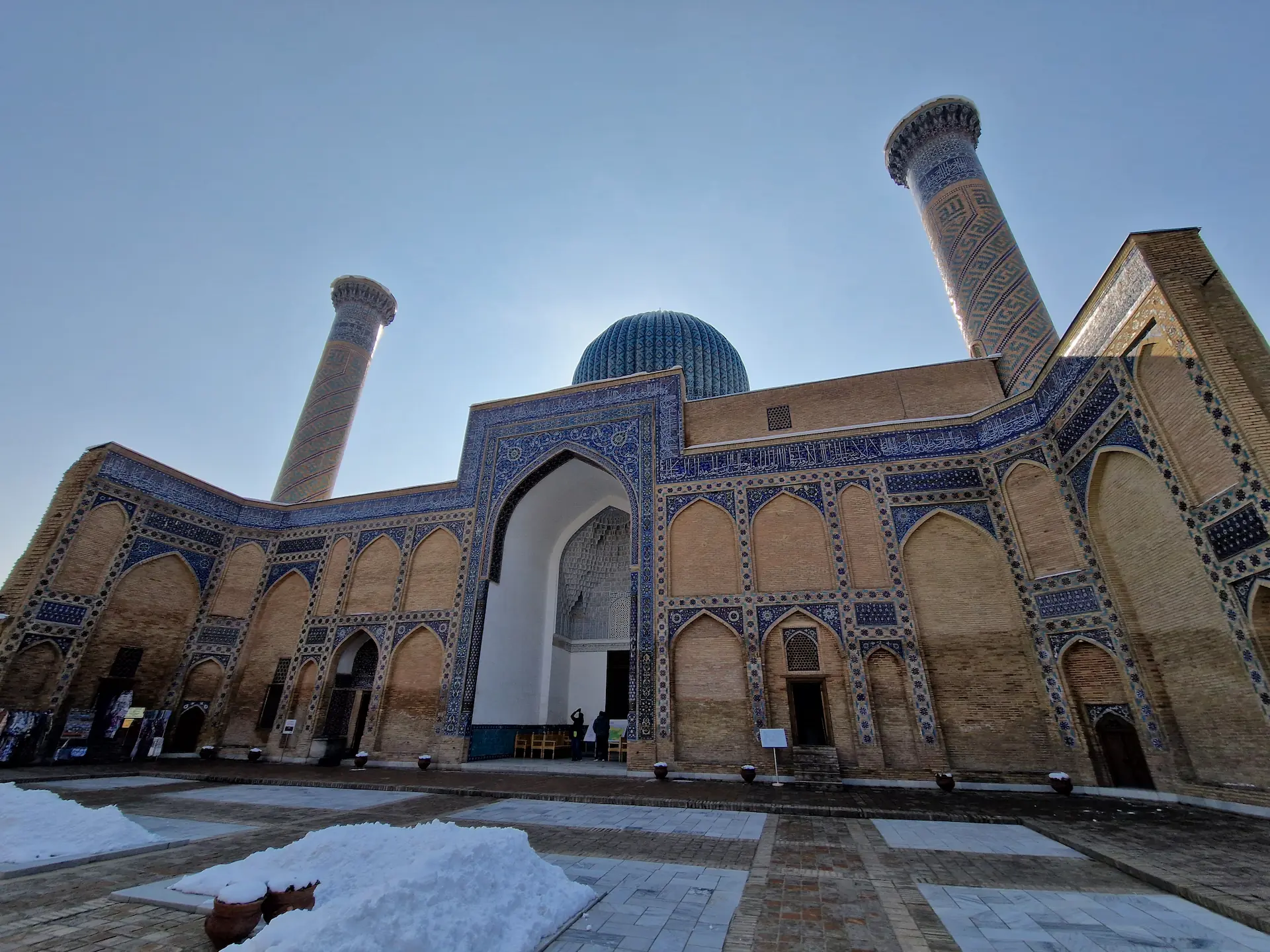 Le mausolée Gur Amir, murs en terre brune décorés de céramique bleue.