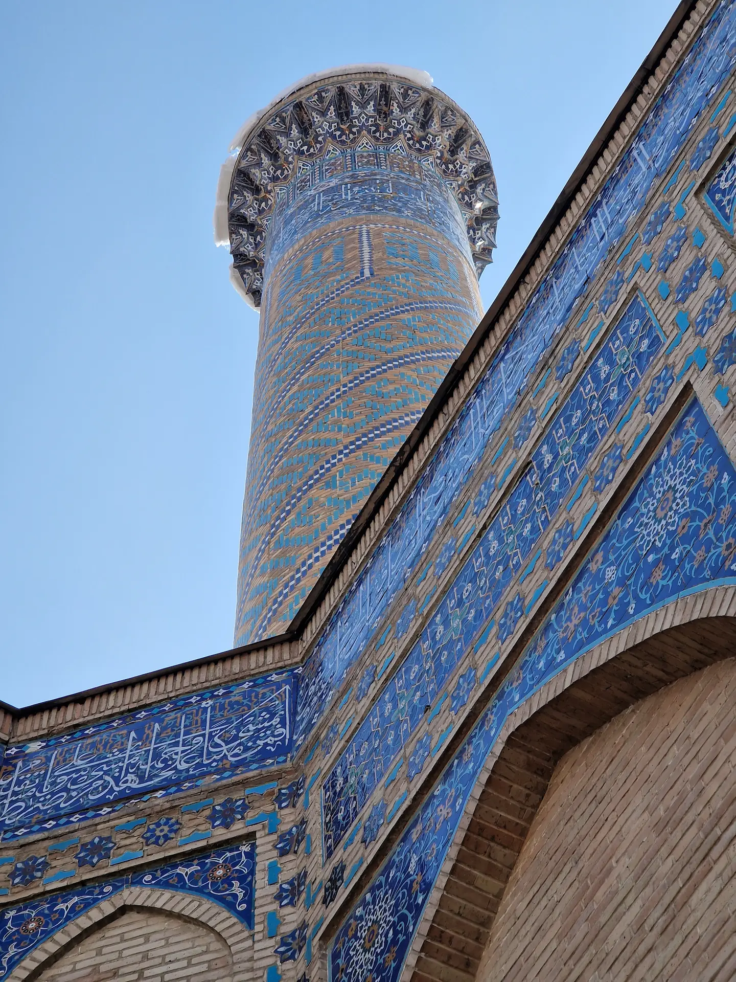 Tour du mausolée Gur Amir qui s'élève vers le ciel