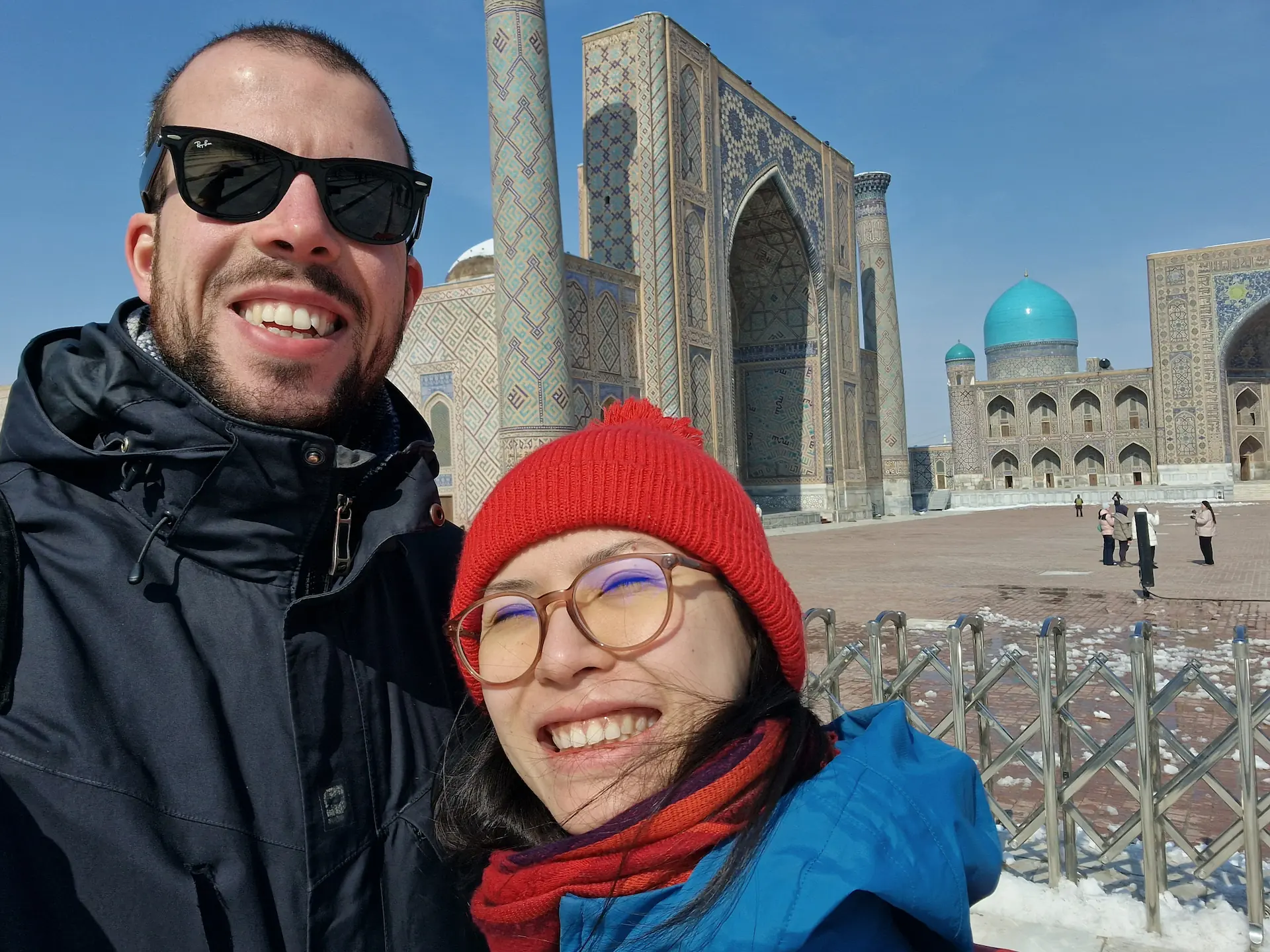 Selfie de Robin et Clara — on décerne le Registan en fond