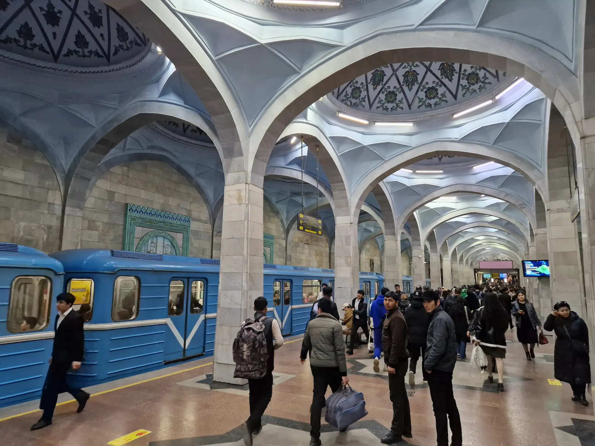 Une station au plafond composé de petits dômes décorés de motifs en bleu et blanc