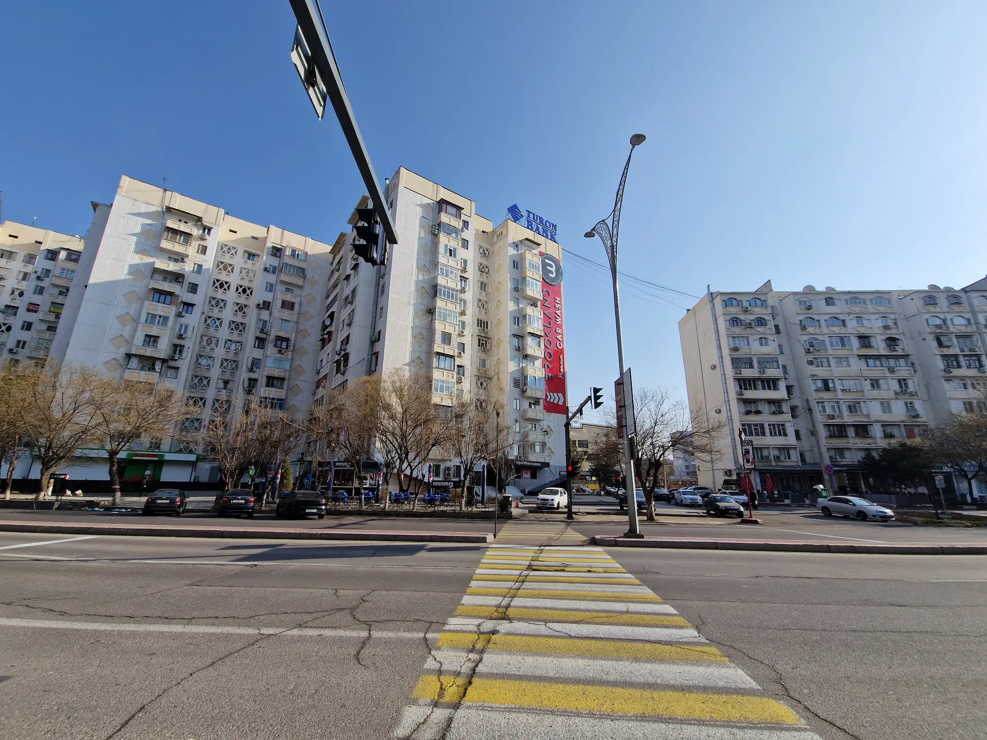 Une rue vide de Tachkent, une barre d'immeubles brutaliste