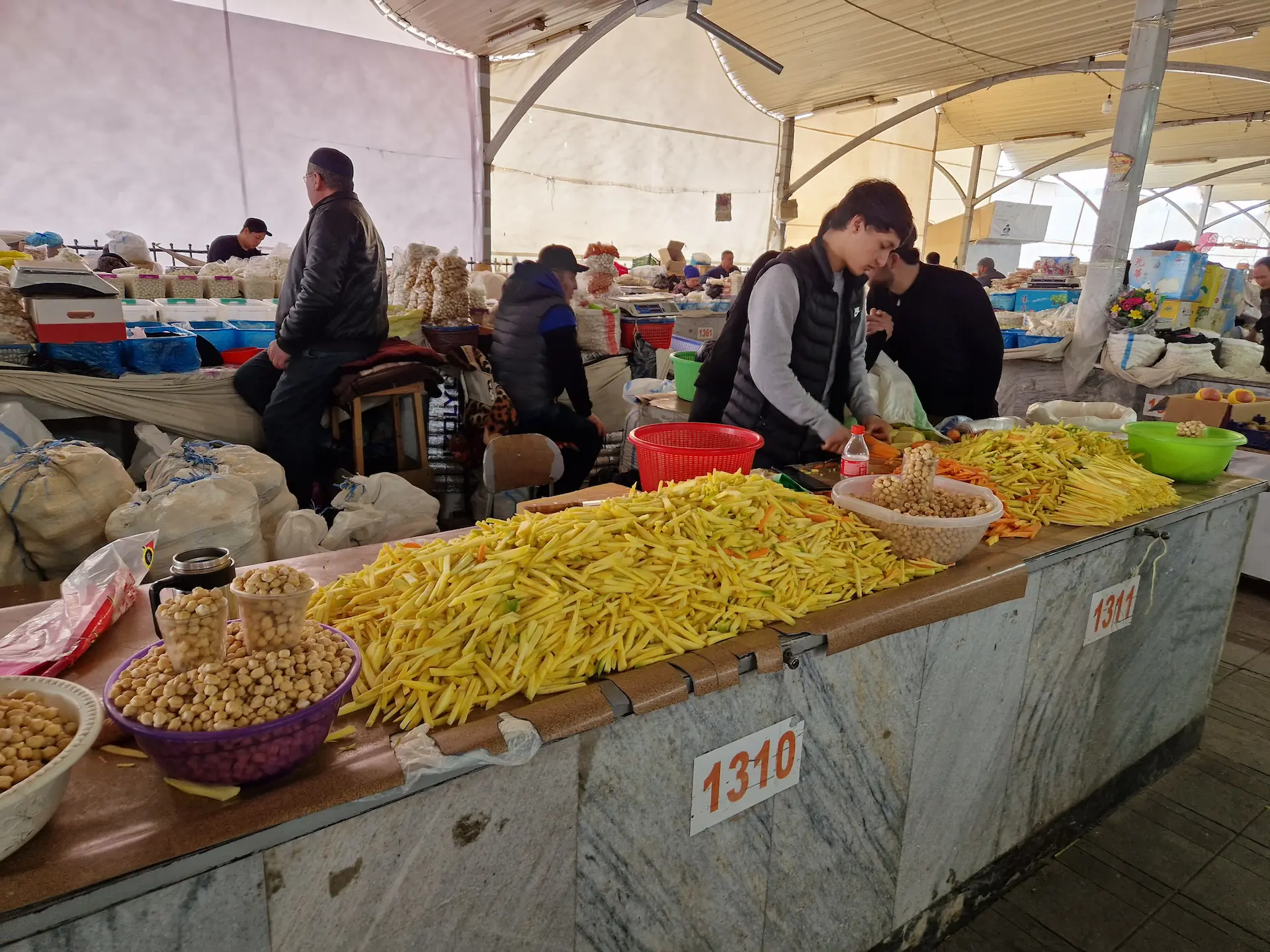 Un vendeur de carottes précoupe sa marchandise en julienne de la taille de frites