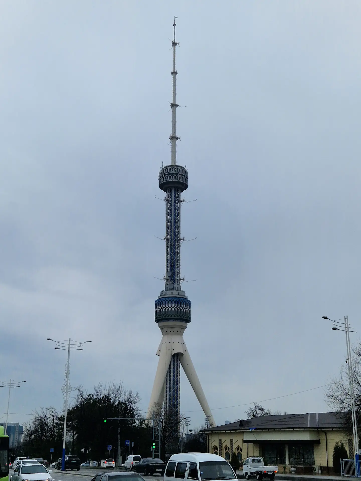 La grande tour de la radiotélévision, avec une base à trois pieds et une longue flèche