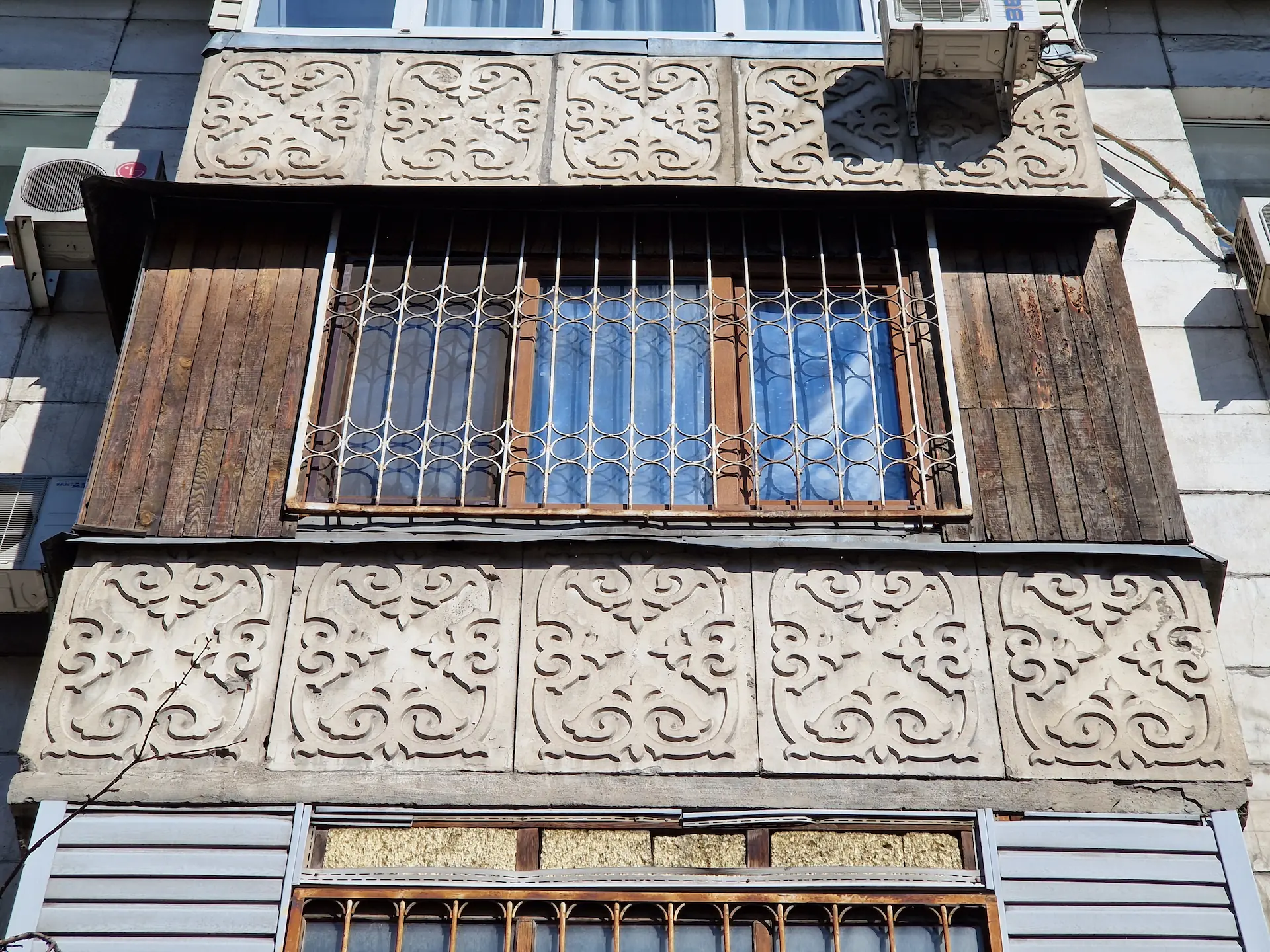 Cette photo et les suivantes montrent différents motifs de béton qui décorent des façades