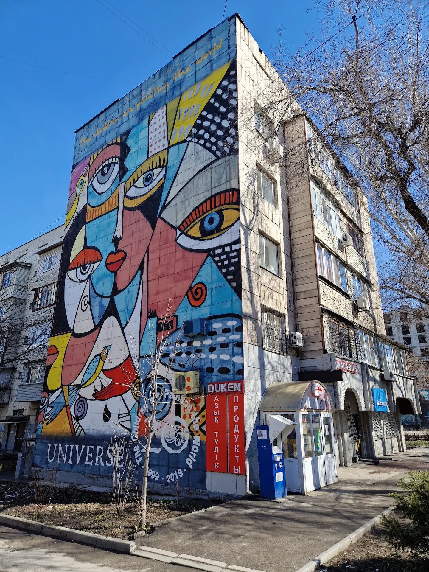 Cette photo et les suivantes montrent quelques façades couvertes de grandes fresques colorées de street art