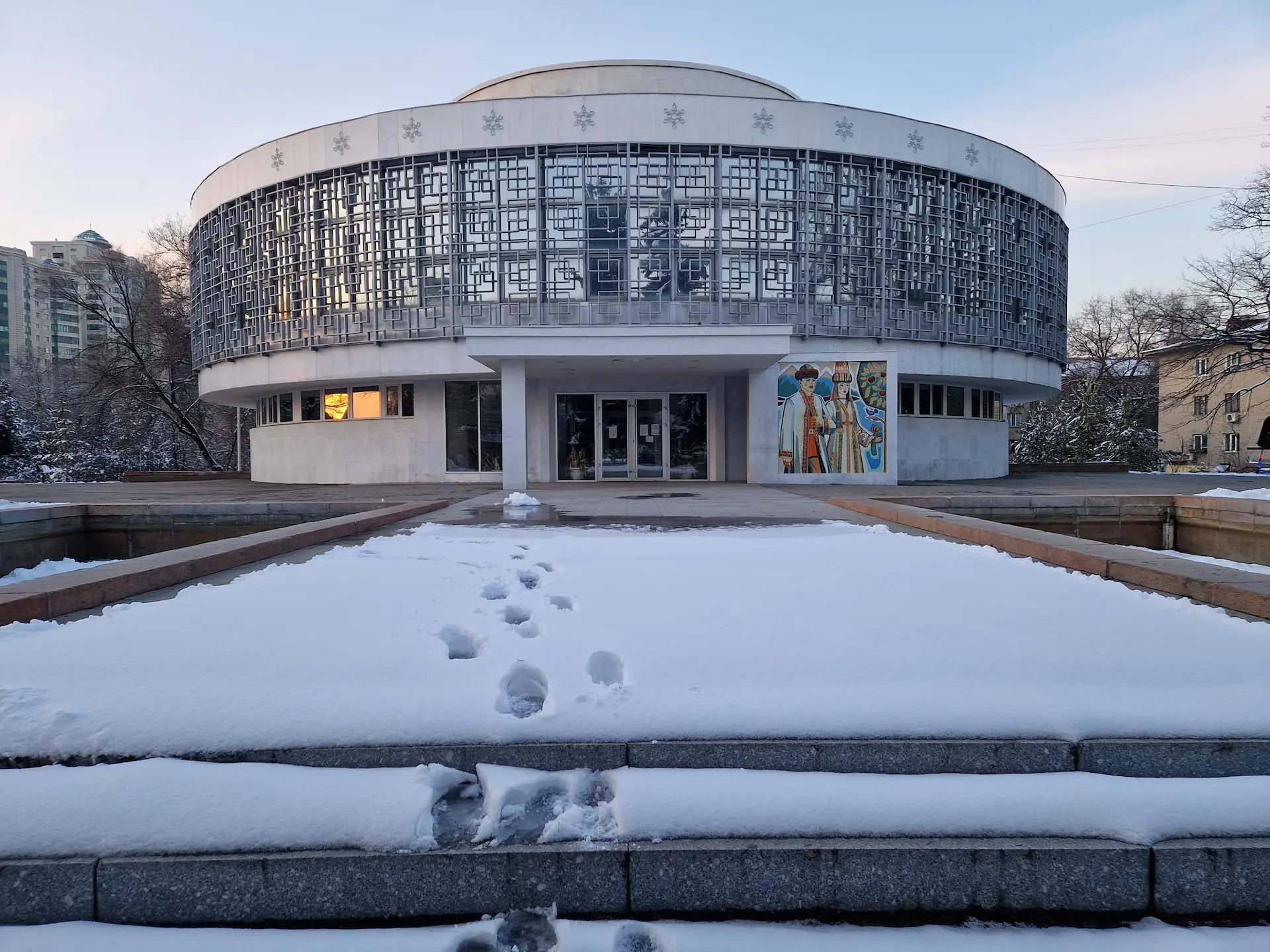 Le palais des mariages d'Almaty, bâtiment circulaire à la façade de verre et de béton