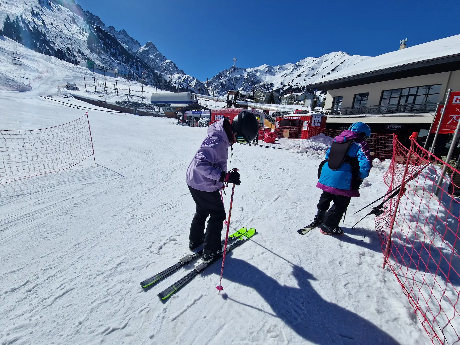Clara chausse ses skis au bas des pistes