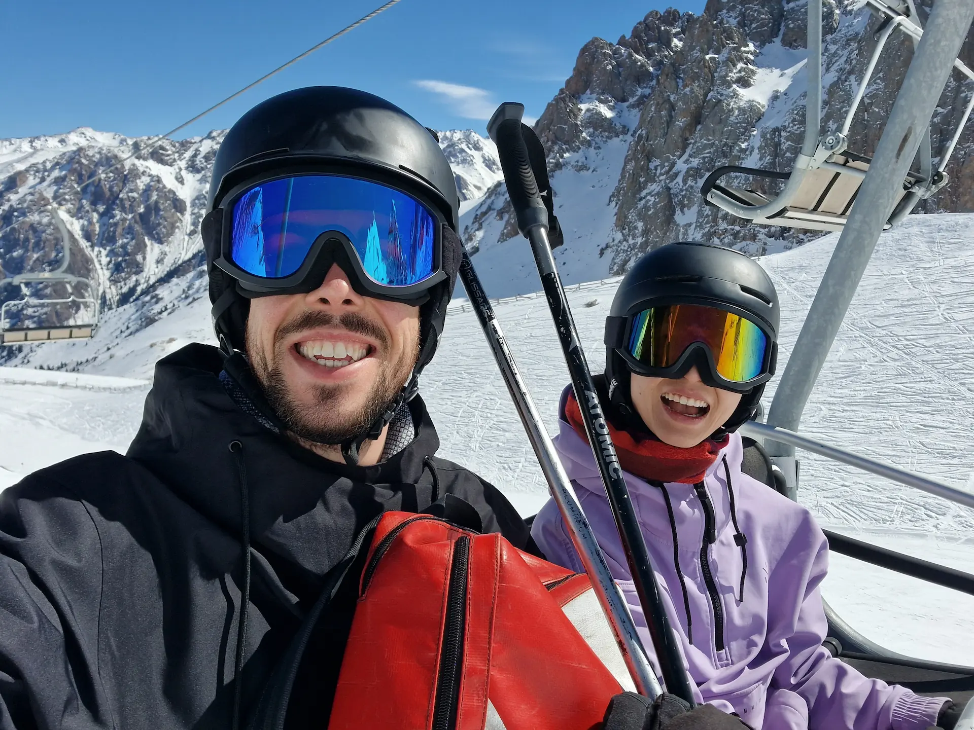 Selfie en casque et lunettes de ski sur un télésiège