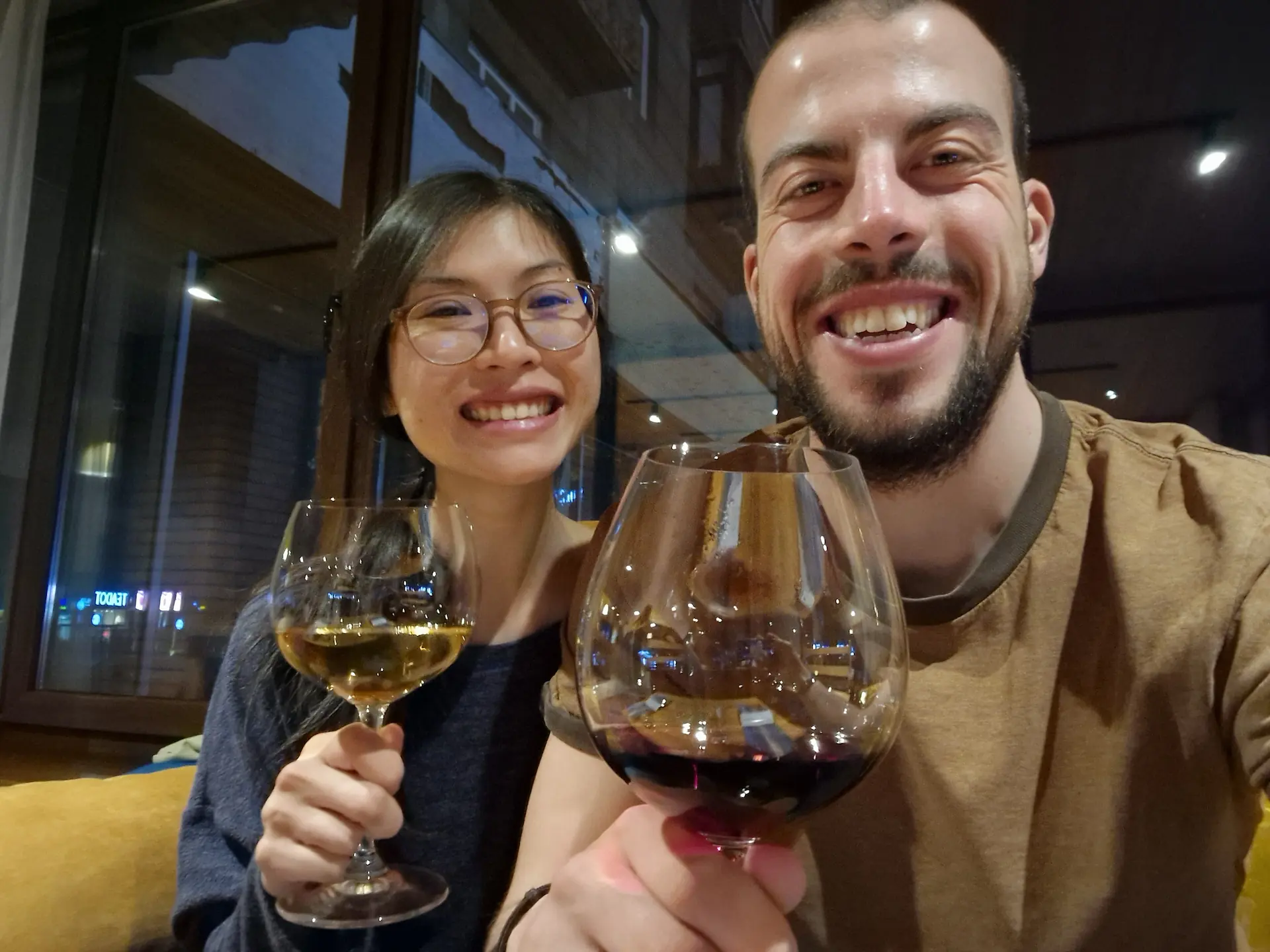 Selfie avec des grands verres de vin