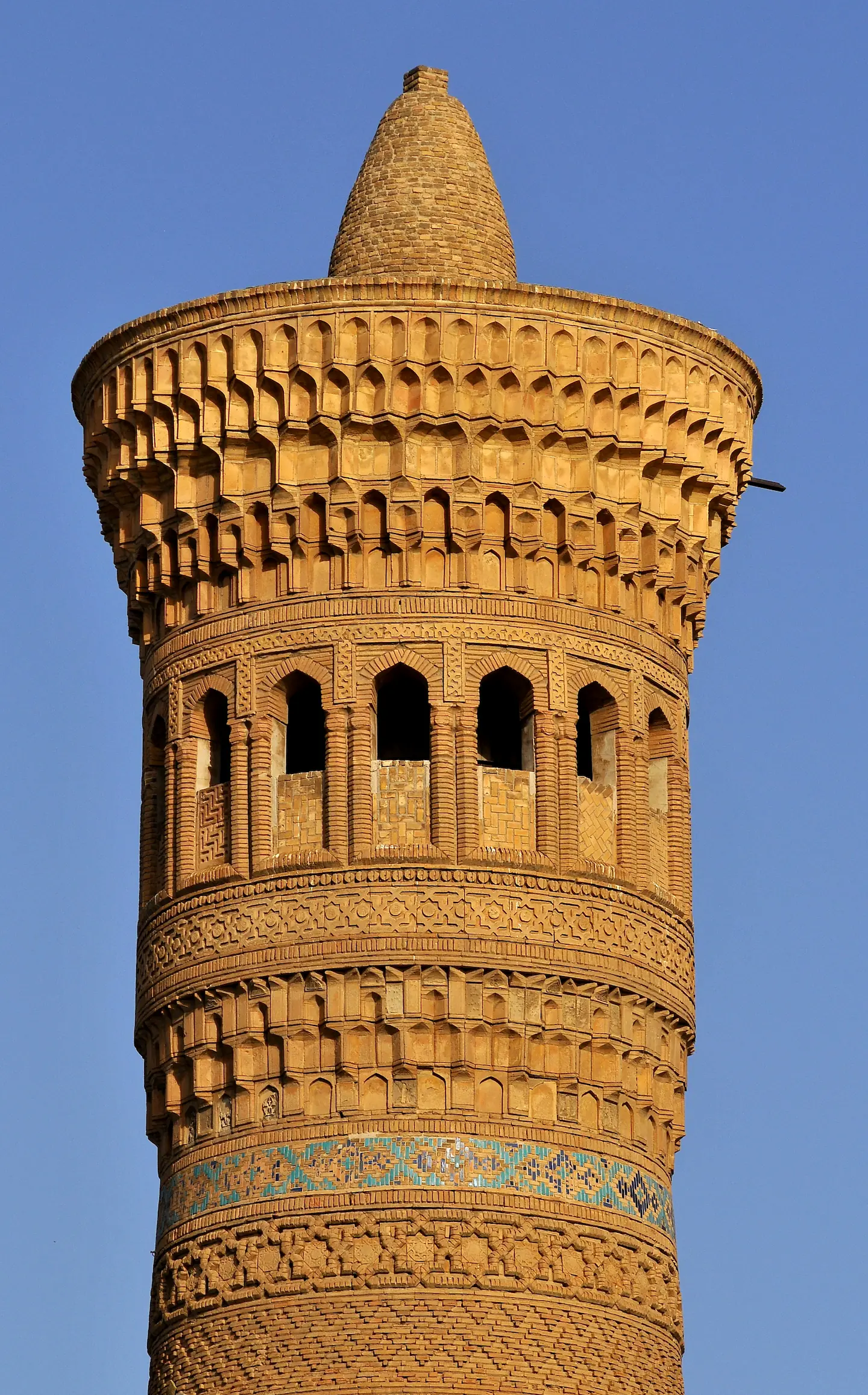 Un détail de la lanterne du minaret par beau temps, le bandeau de briques glaçurées bleues et turquoises brille au soleil.